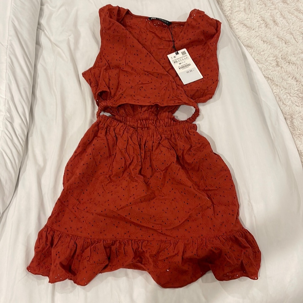 ZARA flowy dress with cute cut out! Size xs